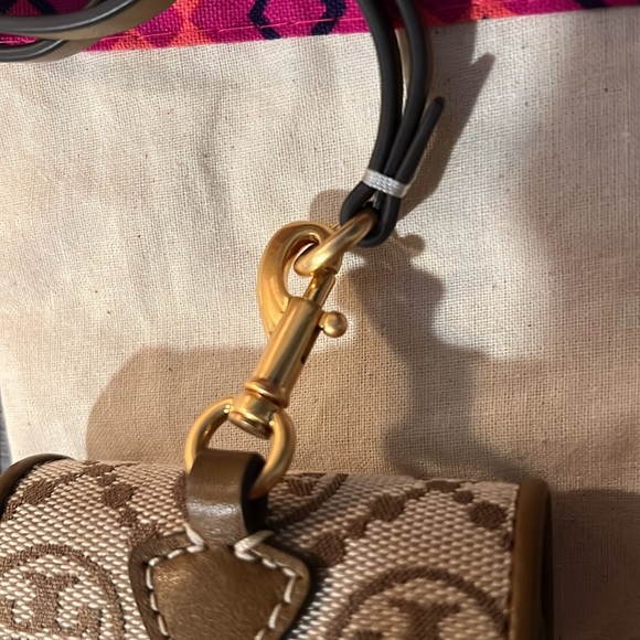 Tory Burch T Monogram Jacquard AirPod pro case hazelnut/jacquard logo - Picture 7 of 17